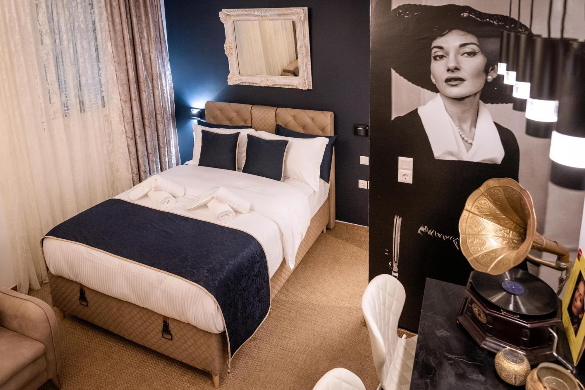 Opulent Maria Callas-themed In Kolonaki, * Atény